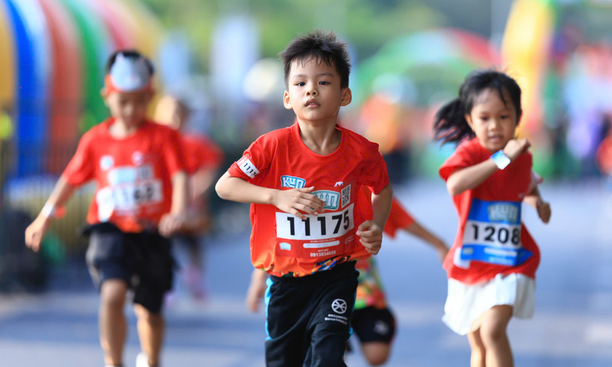 Đường chạy bên bờ sông Hậu thu hút hơn 2.000 runner nhí