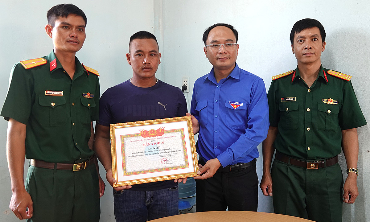 Người chăn bò giúp tìm thấy 24 liệt sĩ được nhận bằng khen