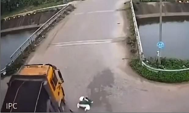 Phóng nhanh qua ngã tư, học sinh lao vào gầm xe tải