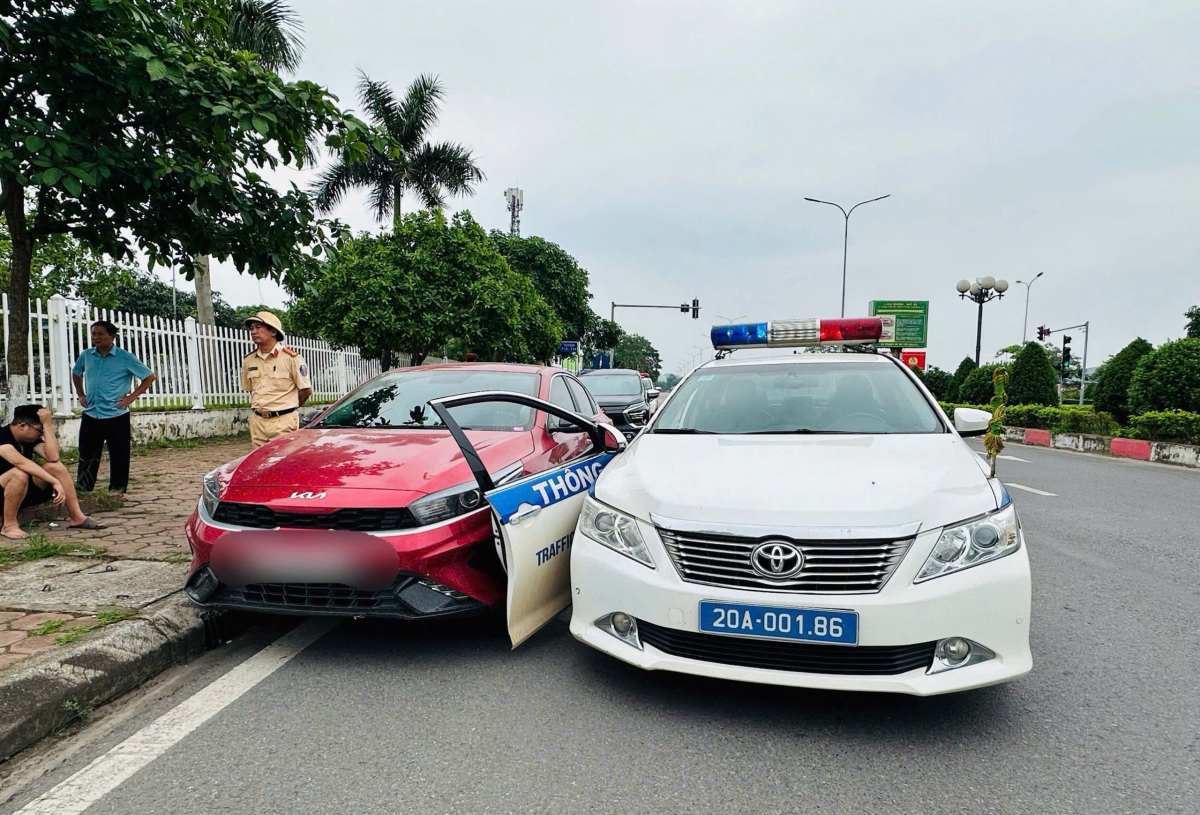 CSGT truy đuổi hơn 2 km bắt tài xế vi phạm nồng độ cồn và tốc độ