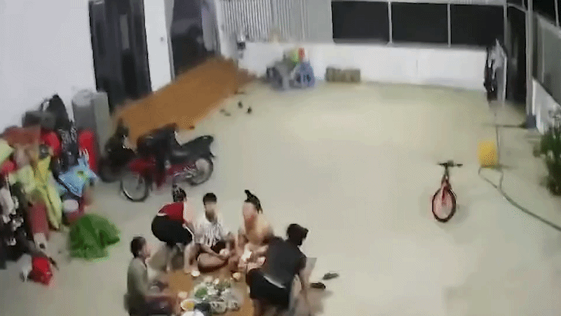 Người dân chạy ra khỏi nhà sau trận động đất 4 độ