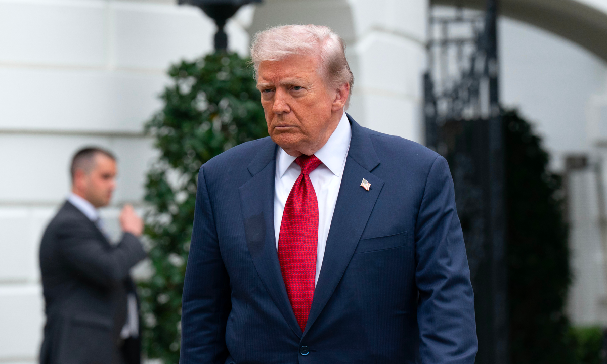 Ông Trump dọa 'cho nổ tung' người đến gần kho uranium Iran