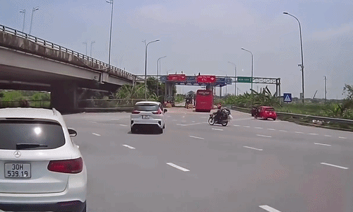 Ôtô đâm bay người đi xe máy tại vòng xuyến - ai sai?