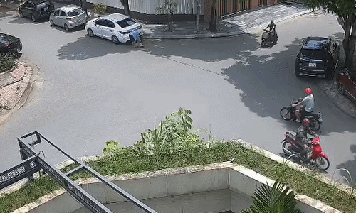 Hai xe máy lao vào nhau giữa ngã tư trống trải