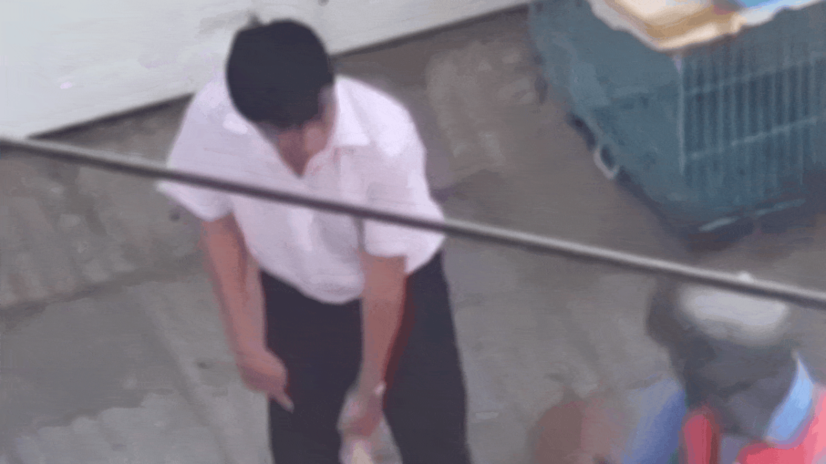 Shipper ở TP HCM bị khách đấm chảy máu mũi