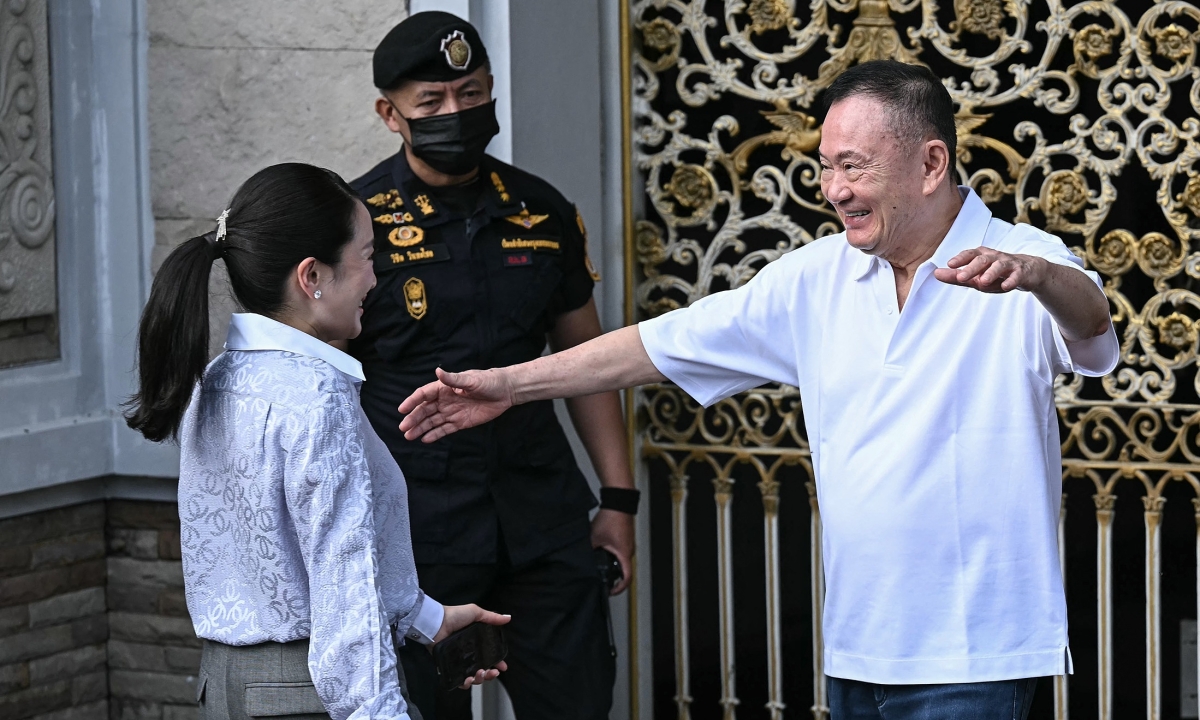 Cựu thủ tướng Thái Lan Thaksin ra tù trước thời hạn