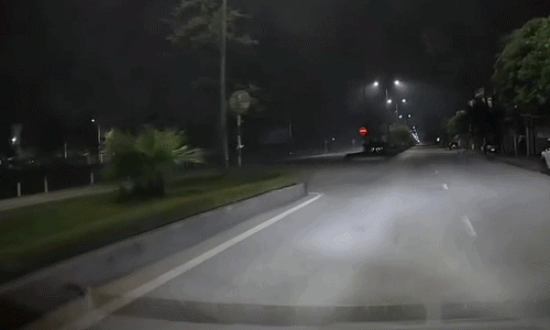 Hai thiếu niên trượt dài trên đường khi húc đuôi ôtô