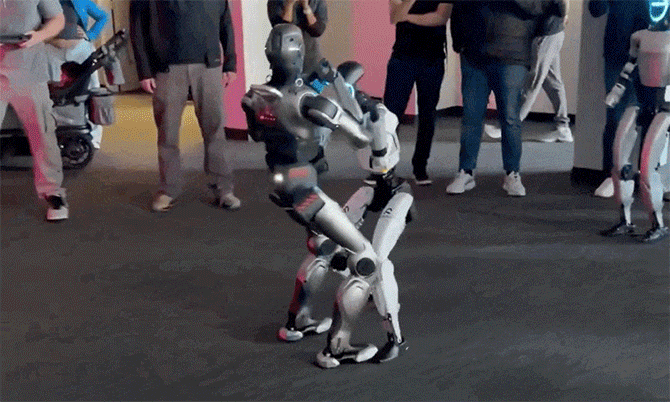 Màn đấu võ của hai robot hình người gây sốt