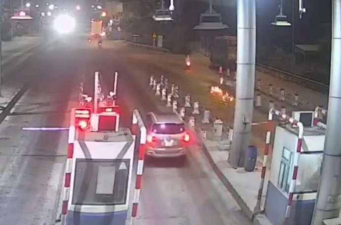 Rượt đuổi trên quốc lộ, một thiếu niên tử vong sau cú tông barie