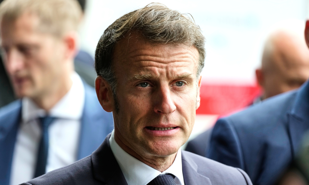Ông Macron hứng chỉ trích vì nhắc nhở khán giả tại hội nghị châu Phi