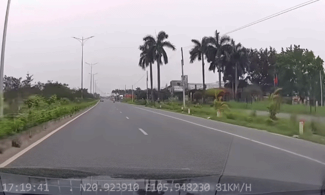 Ôtô chạy 80 km/h bị cậu bé đi xe máy điện vượt mặt