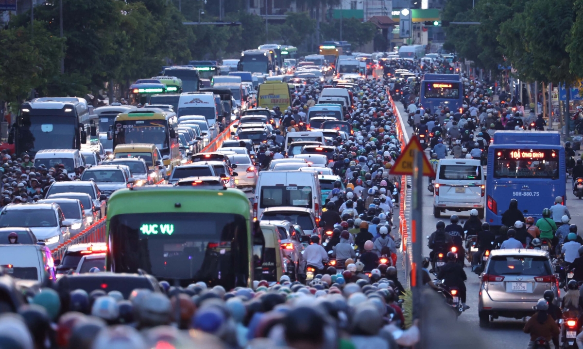 Cửa ngõ Tân Sơn Nhất kẹt cứng ngày đầu phân luồng đảo chiều