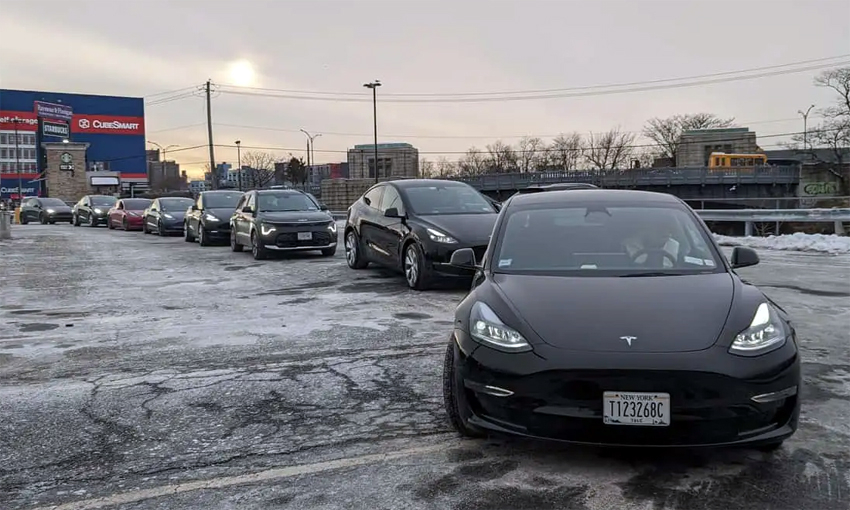 Tesla yêu cầu tài xế xếp hàng trên app chờ sạc xe điện