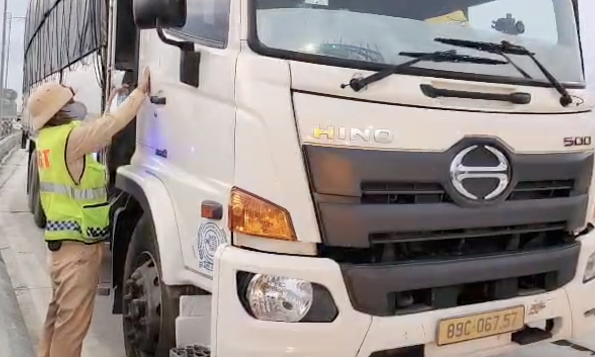 Bị phạt 78,5 triệu đồng vì xe tải độ đèn, tài xế không bằng lái