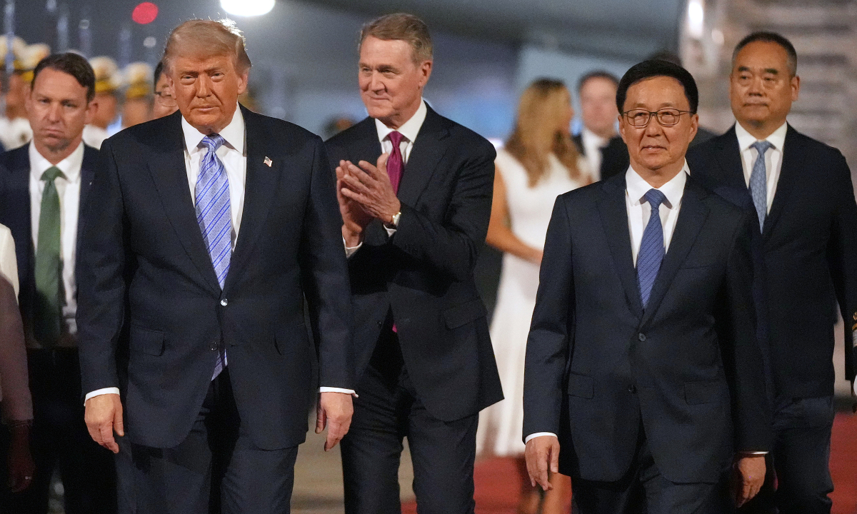 Trung Quốc trải thảm đỏ đón ông Trump ở sân bay Bắc Kinh