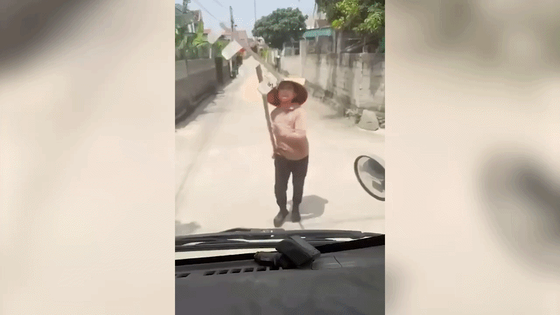 Công an làm việc với người dùng cào đập ôtô đi vào đường phơi lúa