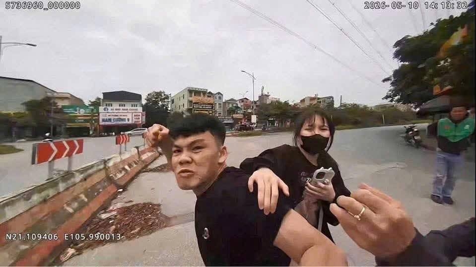 Cào cấu, đấm CSGT khi bị kiểm tra nồng độ cồn