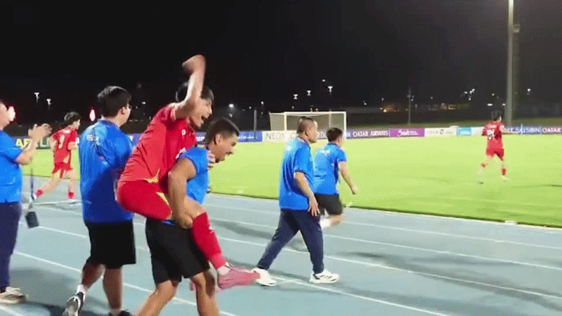 Khoảnh khắc thầy trò HLV Roland ăn mừng khi giành vé dự U17 World Cup