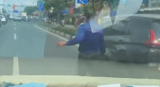 Hai tài xế ôtô đuổi đánh nhau sau va chạm ở TP HCM