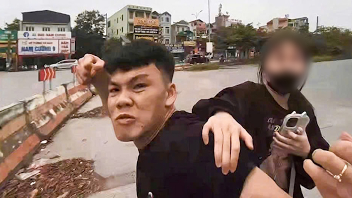 Tấn công cảnh sát giao thông khi bị kiểm tra