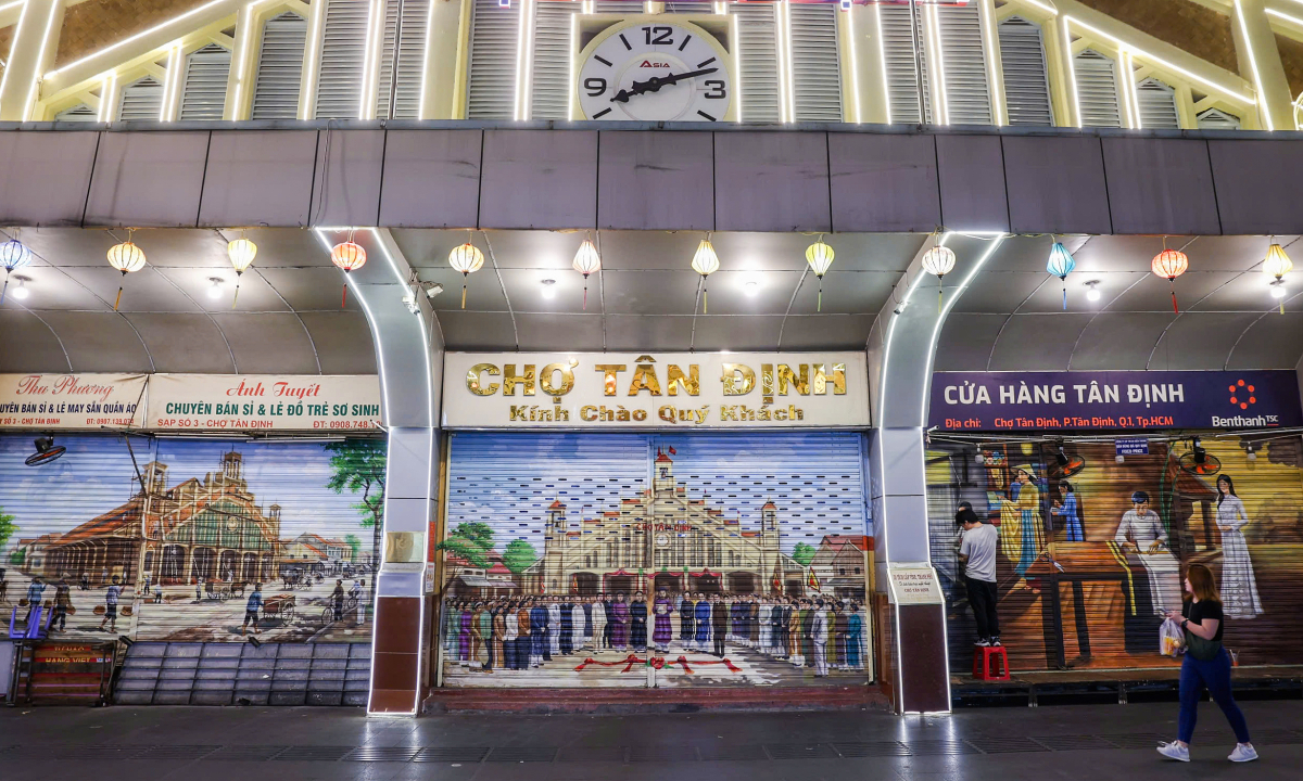 Chợ 100 tuổi ở TP HCM 'khoác áo mới' với loạt tranh bích hoạ