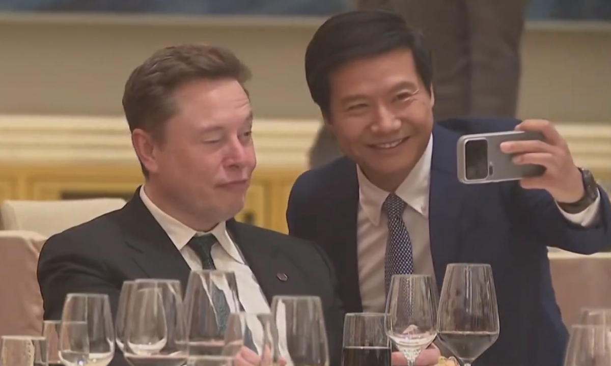 CEO Xiaomi và Elon Musk gây sốt khi chụp selfie