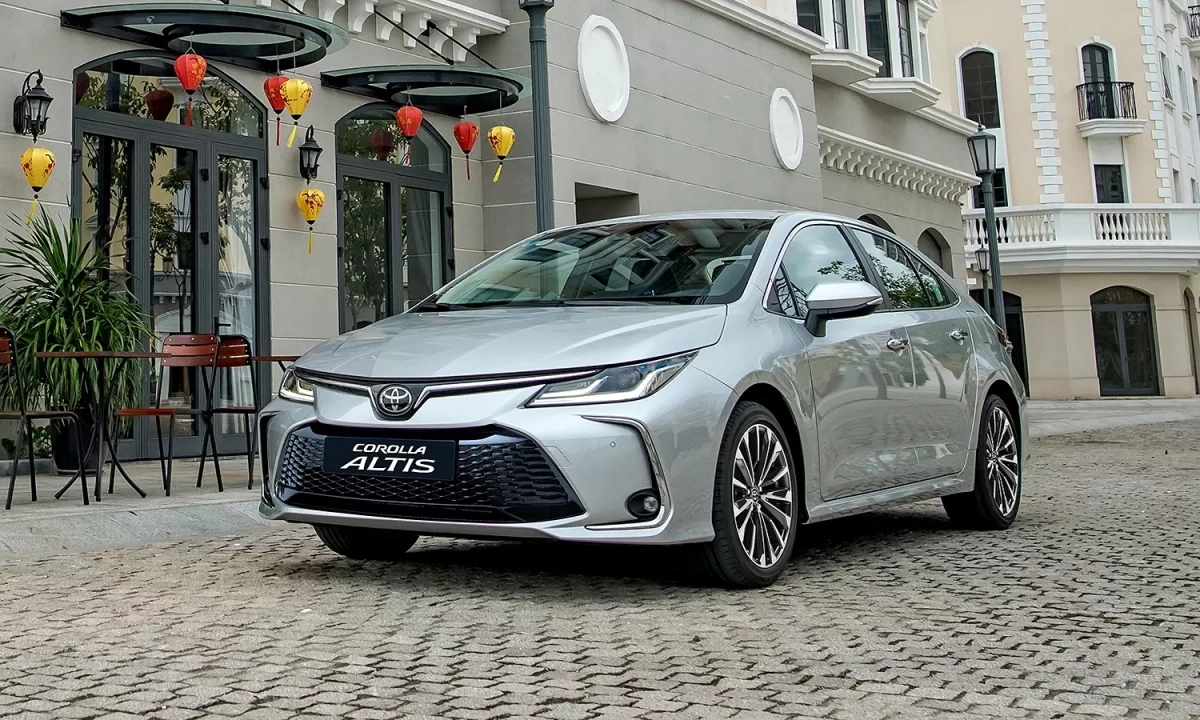 Sedan cỡ C tháng 4: Toyota Corolla Altis chỉ bán ra 1 chiếc