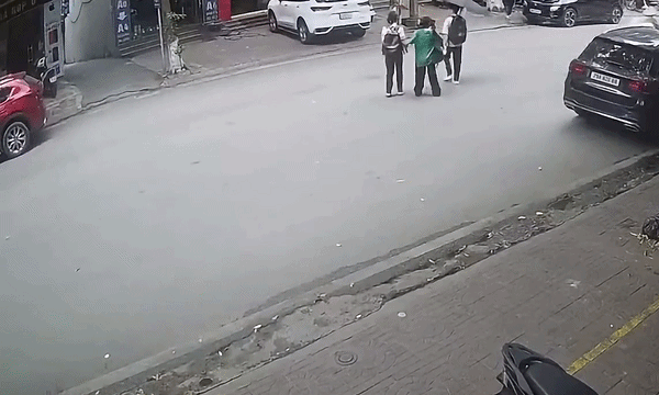 Thanh niên phóng xe máy đâm bay người đi bộ