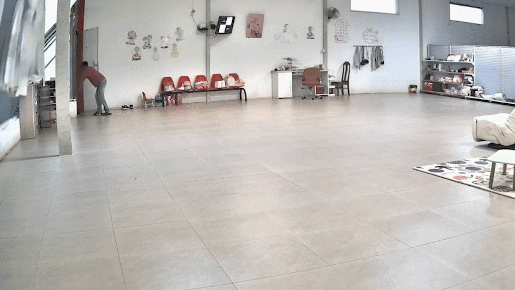 Giông lốc quật bể kính, hất đổ tủ tiệm vàng ở Đăk Lăk