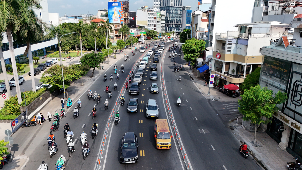 Cửa ngõ sân bay Tân Sơn Nhất giảm ùn ứ nhờ phân luồng mới