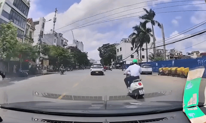 Gây va chạm nguy hiểm, cậu bé quay lại xin lỗi