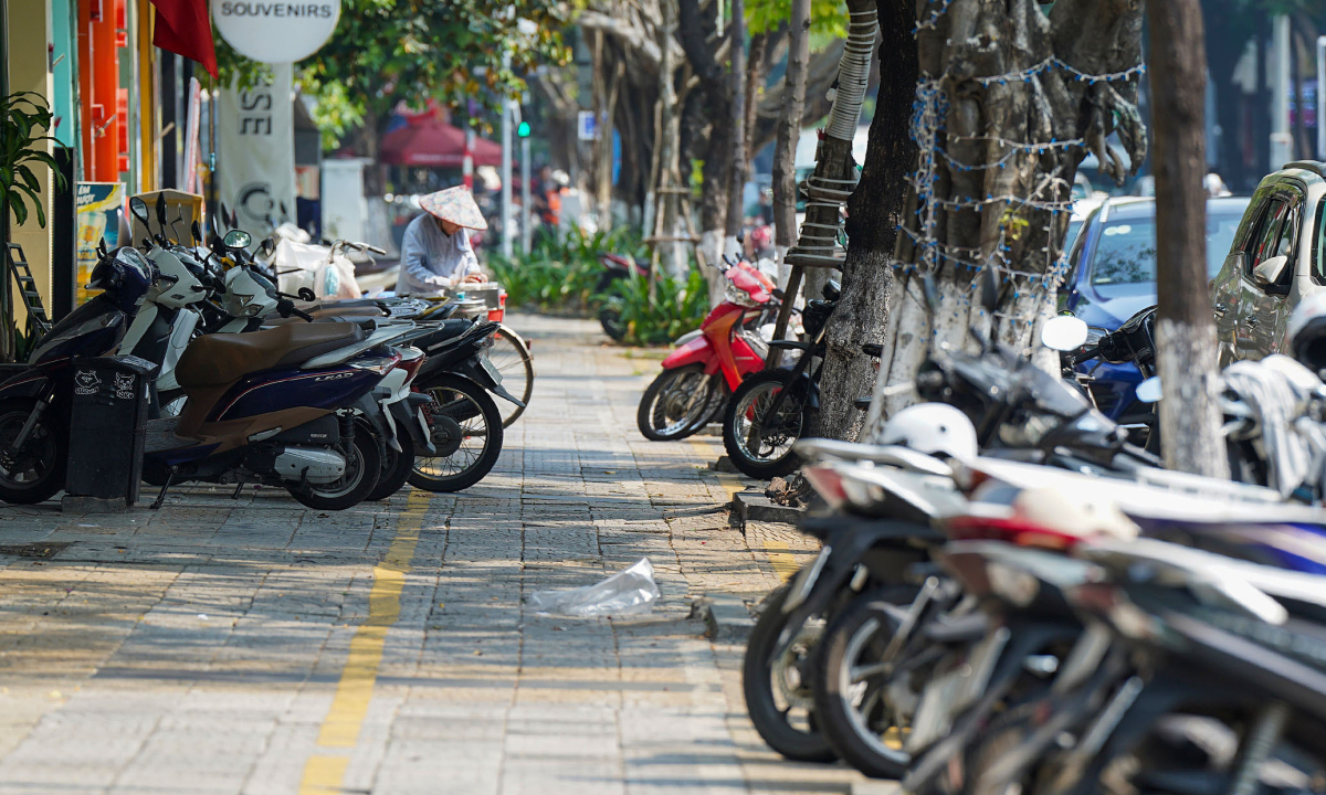 Để xe ở vỉa hè: Quán cà phê hay khách phải nộp tiền phạt nguội?