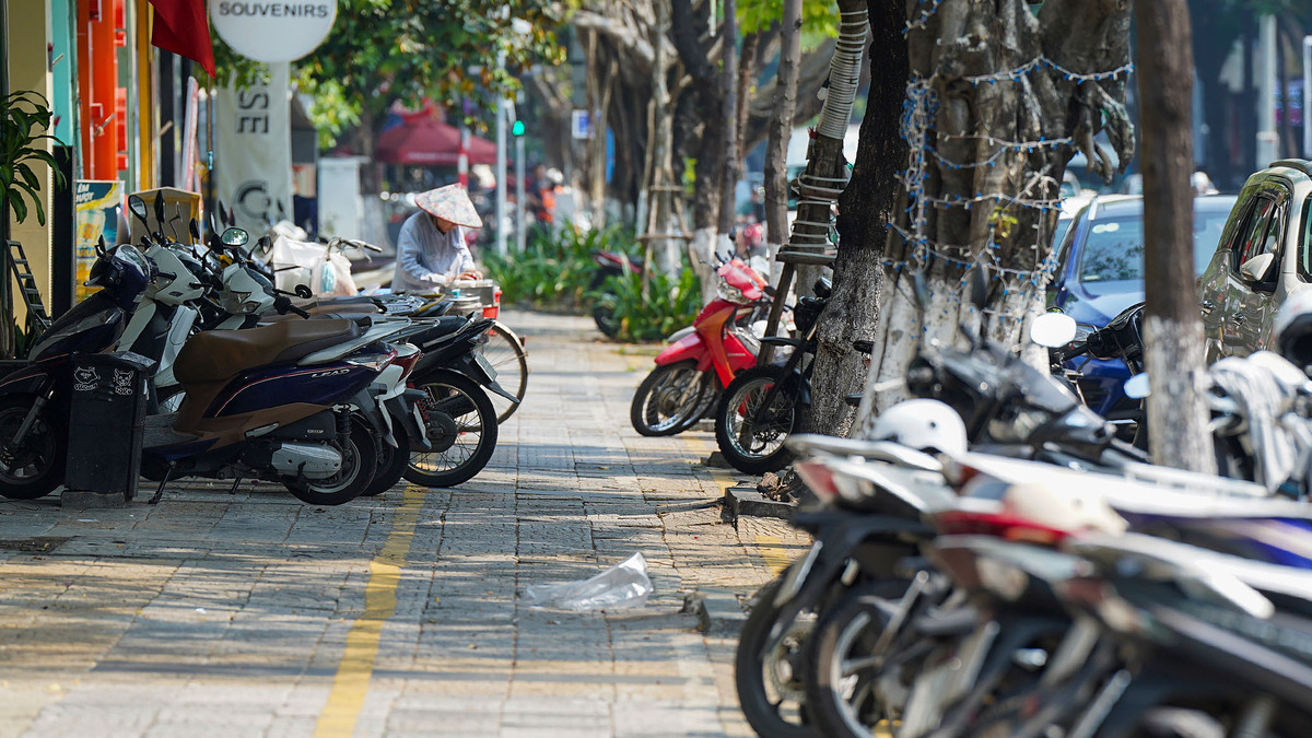 Để xe ở vỉa hè: Quán cà phê hay khách phải nộp tiền phạt nguội?