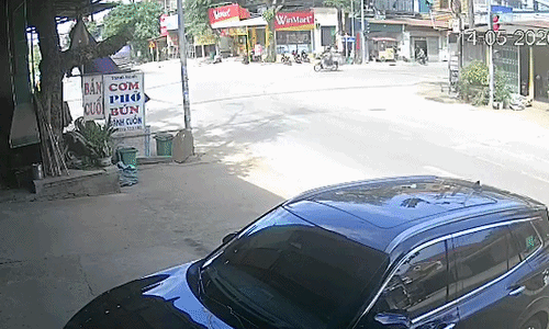 Xe máy lao vào xe tải khi cả hai cùng 'vô tư' qua giao lộ