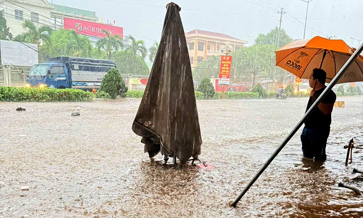 Nhiều đường ở Đăk Lăk ngập sau mưa lớn