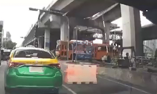 Tàu hỏa đâm xe buýt ở Bangkok, 8 người thiệt mạng