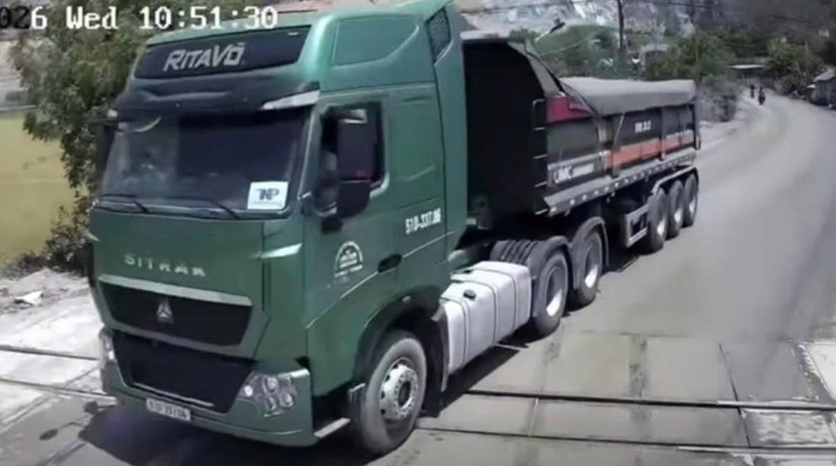 Xe đầu kéo vượt đèn đỏ, tông hỏng gác chắn đường sắt