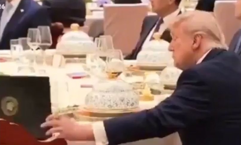 Truyền thông minh oan khoảnh khắc ông Trump 'xem lén sổ của ông Tập'