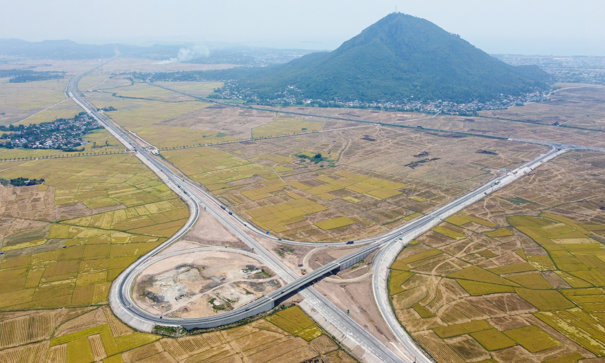 Diện mạo cao tốc Chí Thạnh - Vân Phong trước ngày thông xe toàn tuyến