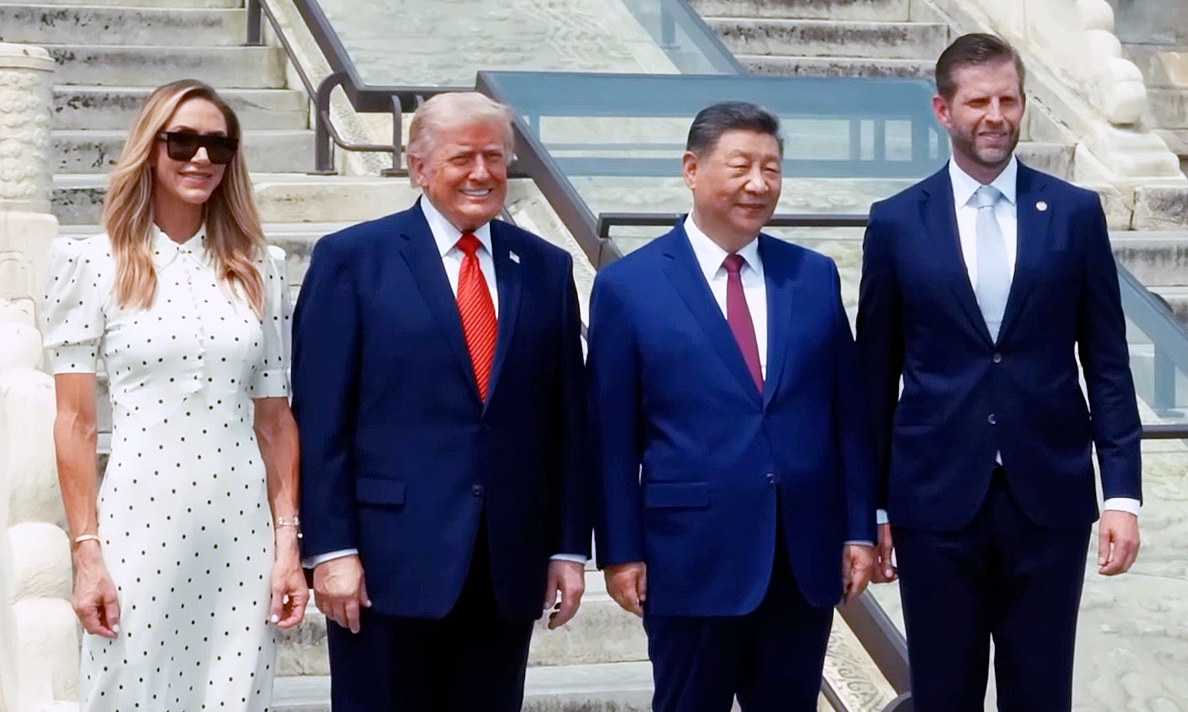 Con dâu ông Trump gây chú ý với phong cách thời trang ở Bắc Kinh