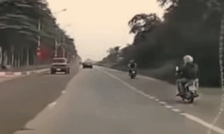 Ôtô mất lái tông gục xe máy