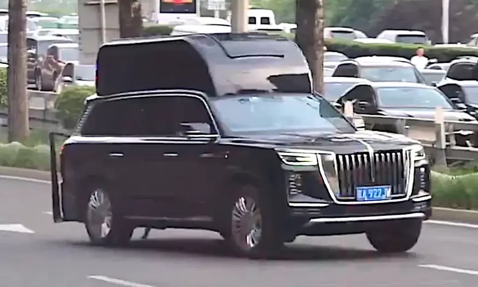 Xe Hồng Kỳ 'độ nóc' gây chú ý trong đoàn hộ tống ông Trump ở Bắc Kinh