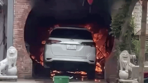 Ôtô cháy rụi trong khuôn viên chùa ở Quảng Ngãi