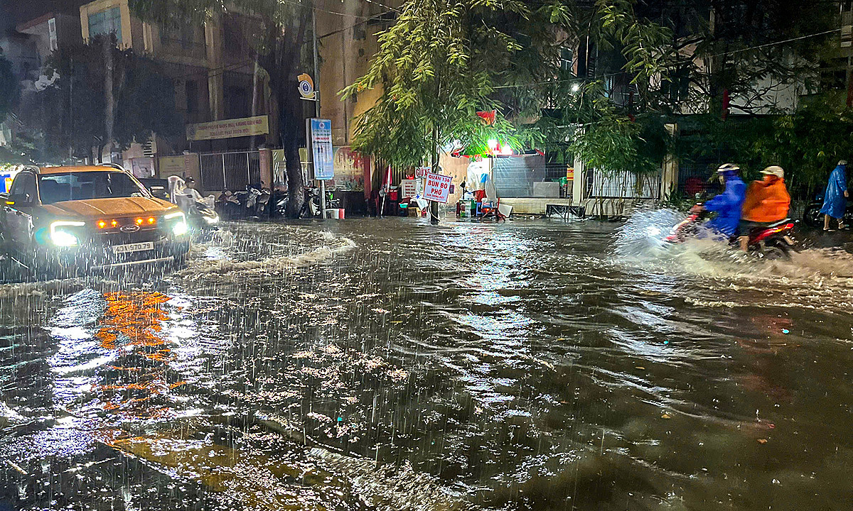 Nhiều phố trung tâm Đà Nẵng ngập sau mưa lớn đầu mùa