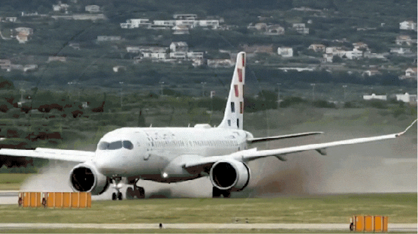 Máy bay chở 130 khách lao khỏi đường băng ở Croatia
