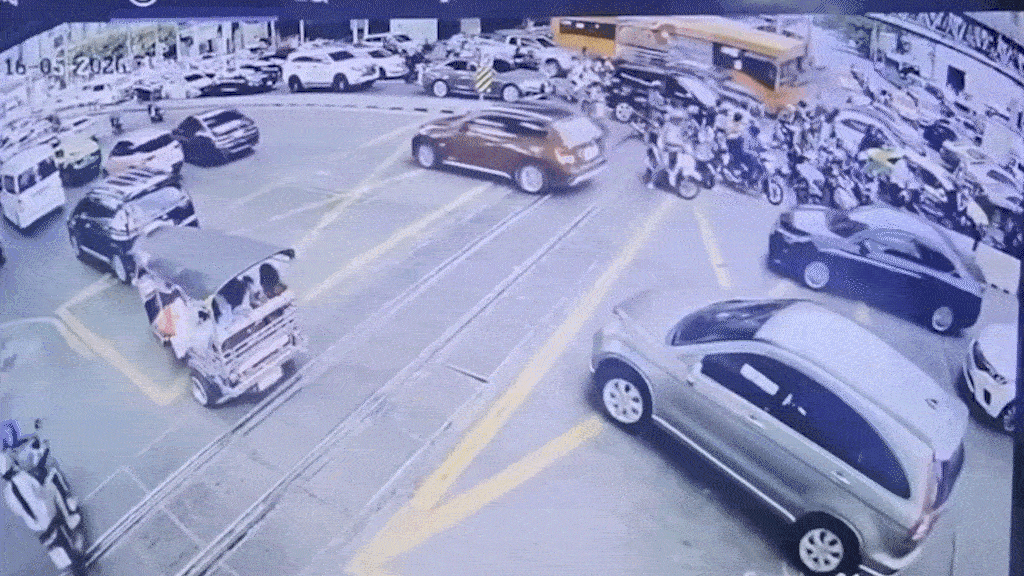 Thủ tướng Thái Lan thị sát hiện trường tai nạn đường sắt tại Bangkok