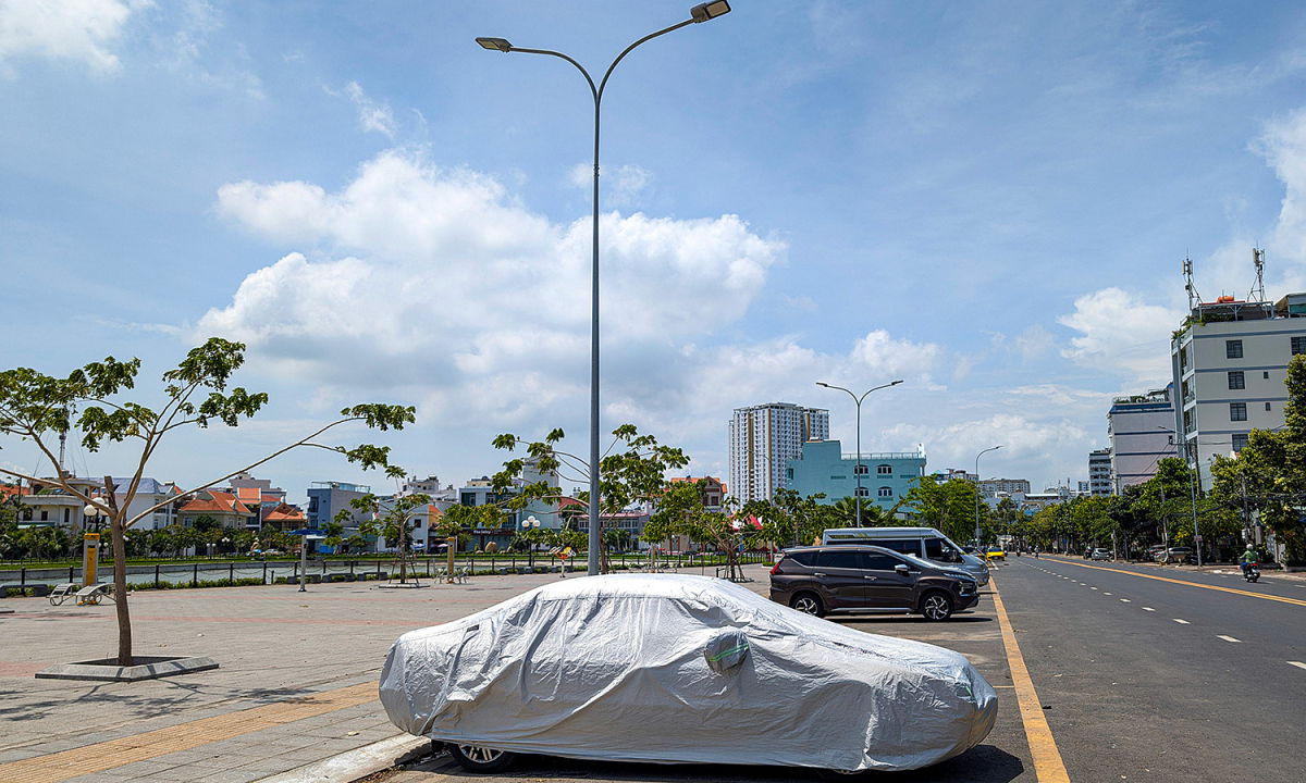 Người đàn ông tử vong nghi do điện rò từ cột đèn công viên