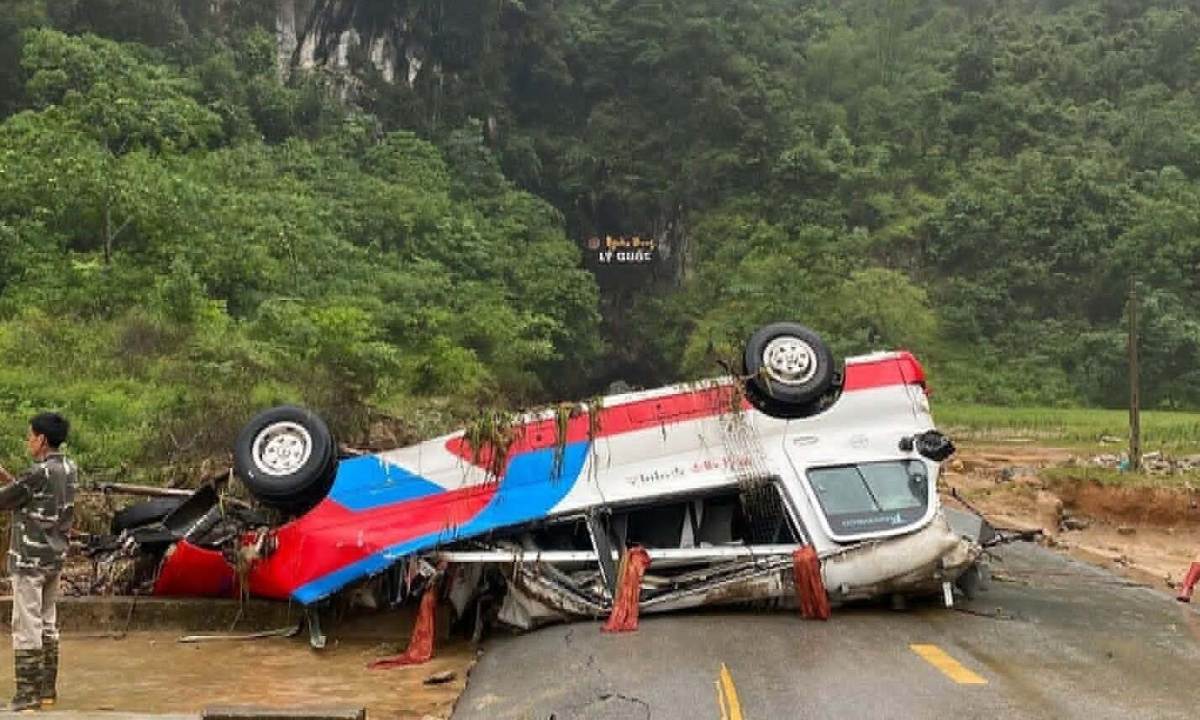 Lũ lên bất ngờ trong đêm, cuốn xe khách trôi trăm mét