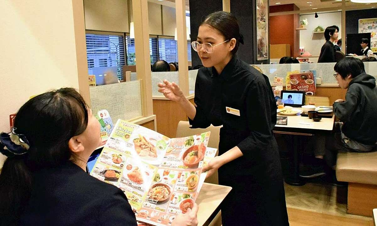 Nhật siết visa lao động khiến ngành nhà hàng lao đao