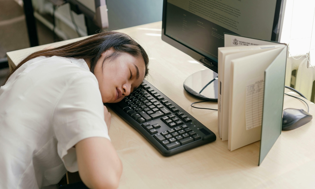 Kiệt sức vì 7 giờ tối vẫn phải ở lại văn phòng 'chạy deadline'